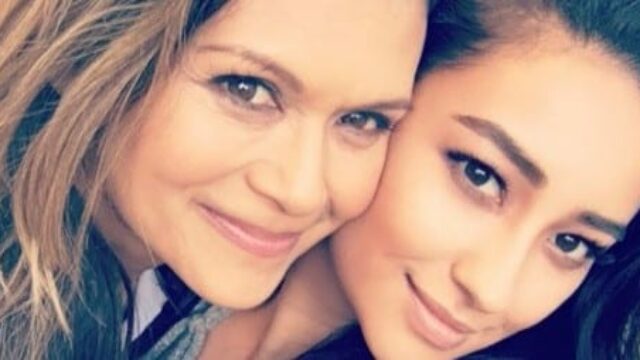 Nia Peeples (Pam Fields) scherza sul set di Pretty Little Liars