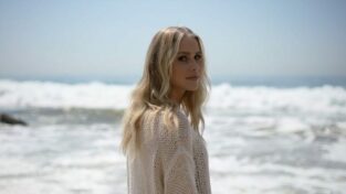 Claire Holt di The Originals protagonista di un nuovo video musicale