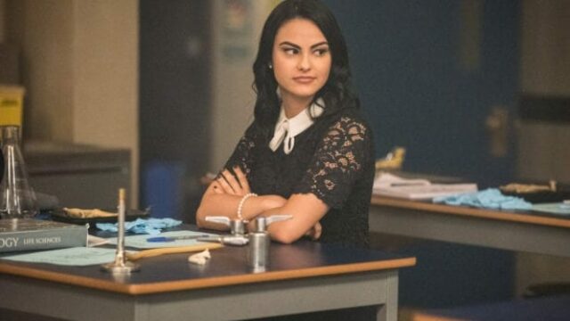 Camila Mendes di Riverdale risponde alle critiche dei registi sulle sue origini: ecco cos'Ã¨ successo