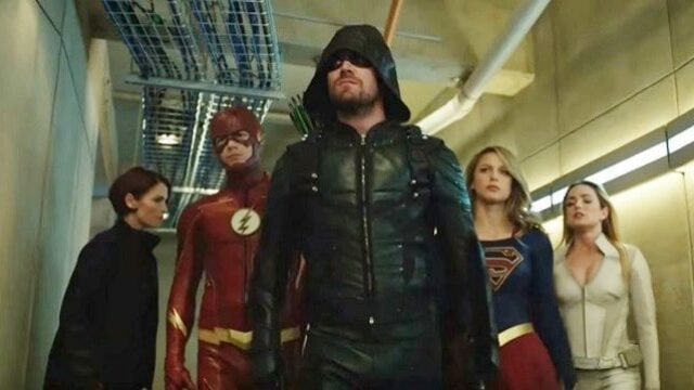 Programmazione italiana Arrowverse in pausa: ecco quando tornano arrowverse crossover crisis on earth-x arrow supergirl the flash legends of tomorrow