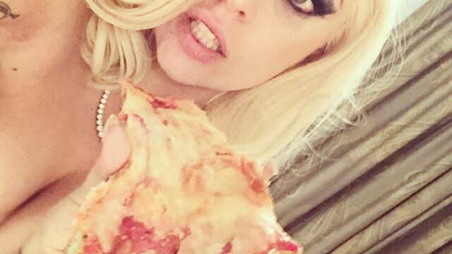 Da Shay Mitchell a Bella Thorne, le star delle serie TV che amano la pizza