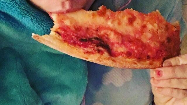 Da Shay Mitchell a Bella Thorne, le star delle serie TV che amano la pizza