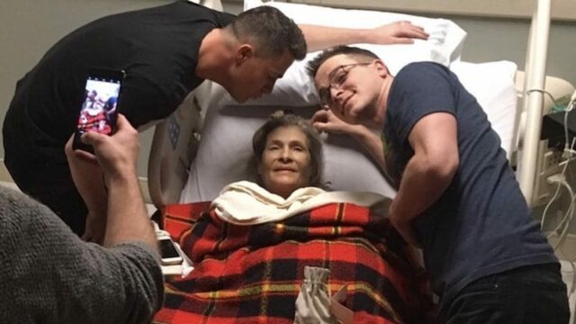 Colton Haynes Instagram mamma malata