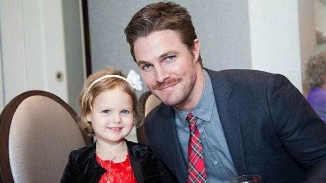 Stephen Amell di Arrow e la scenetta con la figlia a Londra