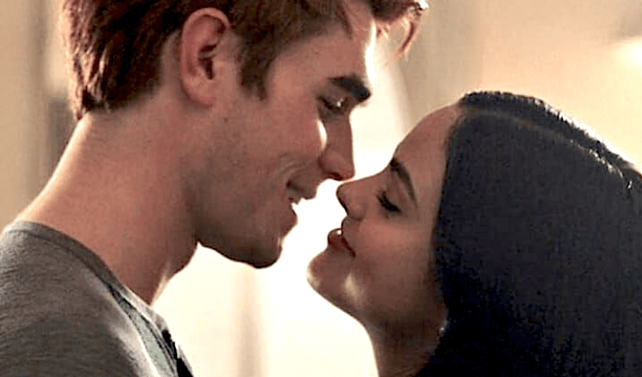 Riverdale, Camila Mendes conferma la relazione con KJ Apa?