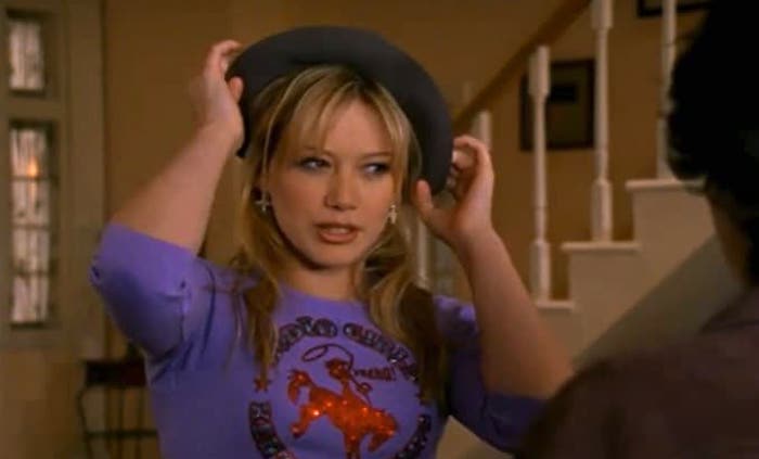 Lizzie McGuire: i migliori outfit del personaggio interpretato dalla famosa Hilary Duff nell'iconica serie TV della Disney