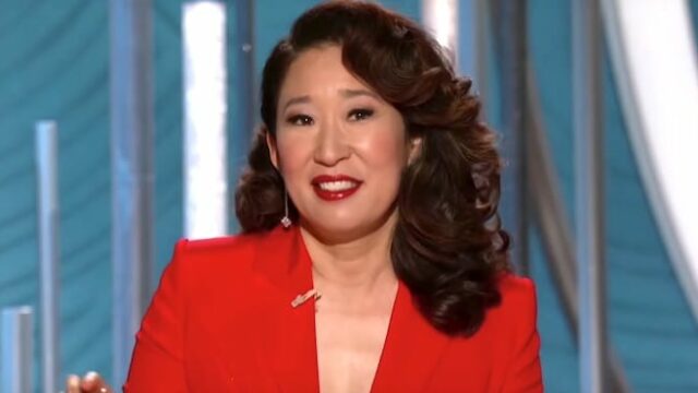 Golden Globes 2019 Sandra Oh commuove il pubblico con discorsi emozionanti mentre presenta l'evento e vince per il suo ruolo in Killing Eve