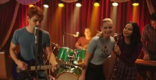 Riverdale 4x17 streaming, è un bacio a rubare la scena durante il musical