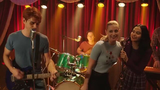 Riverdale 4x17 streaming, è un bacio a rubare la scena durante il musical