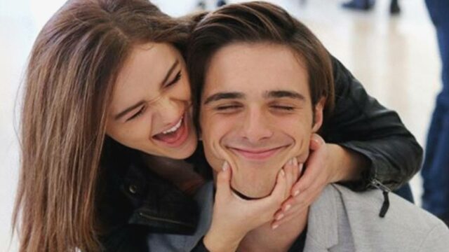 jacobn elordi foto joey king piangere the kissing booth