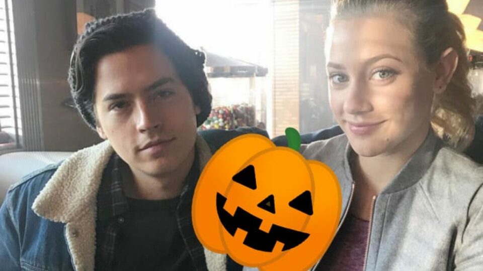 Cole Sprouse e Lili Reinhart hanno trascorso Halloween insieme: le foto