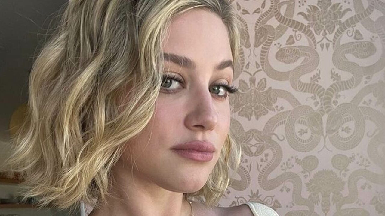 Lili Reinhart Posta Una Foto In Topless A Venezia