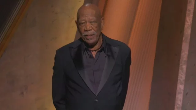 Perché Morgan Freeman indossava un solo guanto agli Oscar (1)